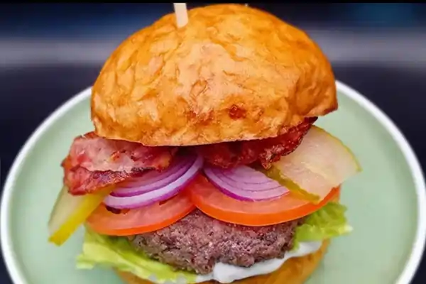 Cheeseburger se sýrem cheddar