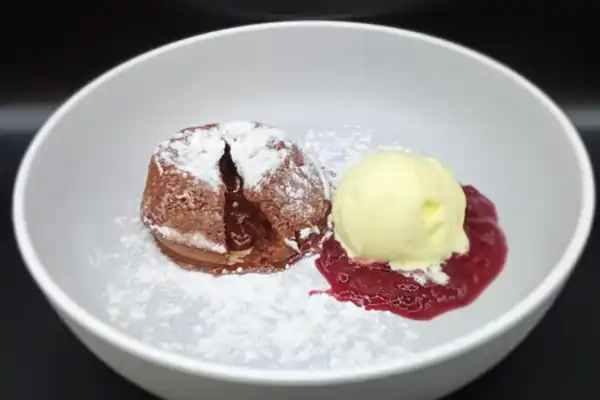 Čokoládové soufflé s omáčkou z lesního ovoce a vanilkovou zmrzlinou