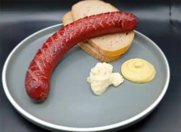 Štýrská klobása, křen, hořčice, chléb