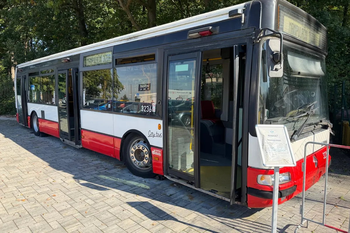 Městský autobus Karosa City Bus číslo 3236 s otevřenými dveřmi a informační tabulí