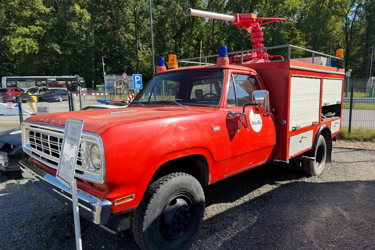 Červená americká hasičská cisterna Dodge Power Wagon s vodním dělem na střeše