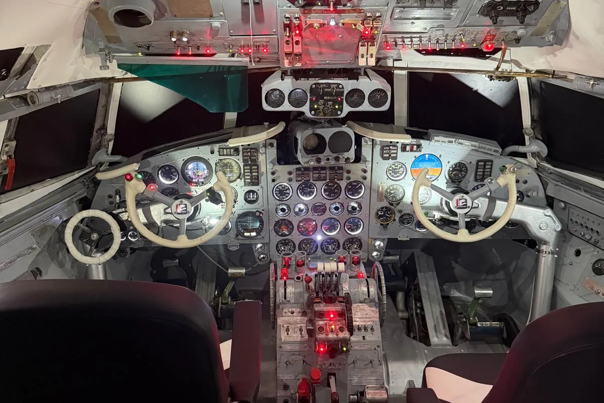 Nově zrekonstruovaný kokpit letounu Iljušin Il-18 — dva kniply, podsvícená přístrojová deska a sedačky pilotů