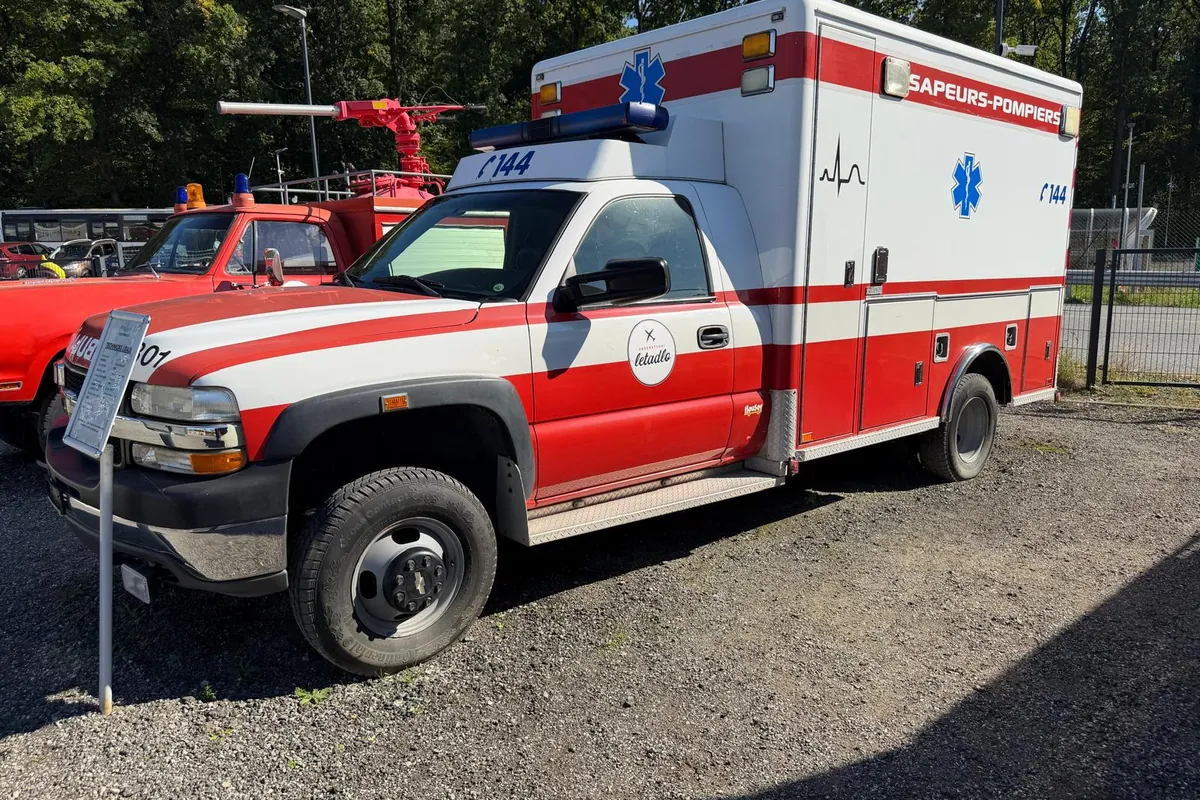 Červeno-bílá švýcarská sanitka Chevrolet Silverado s nápisem Sapeurs-Pompiers