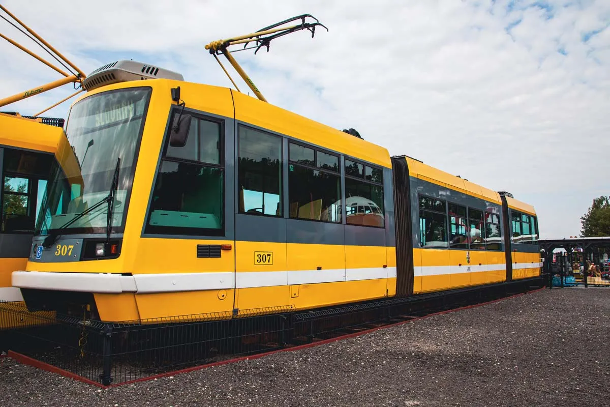 Dvě vyřazené plzeňské tramvaje Škoda Astra na kolejích vedle restaurace Letadlo