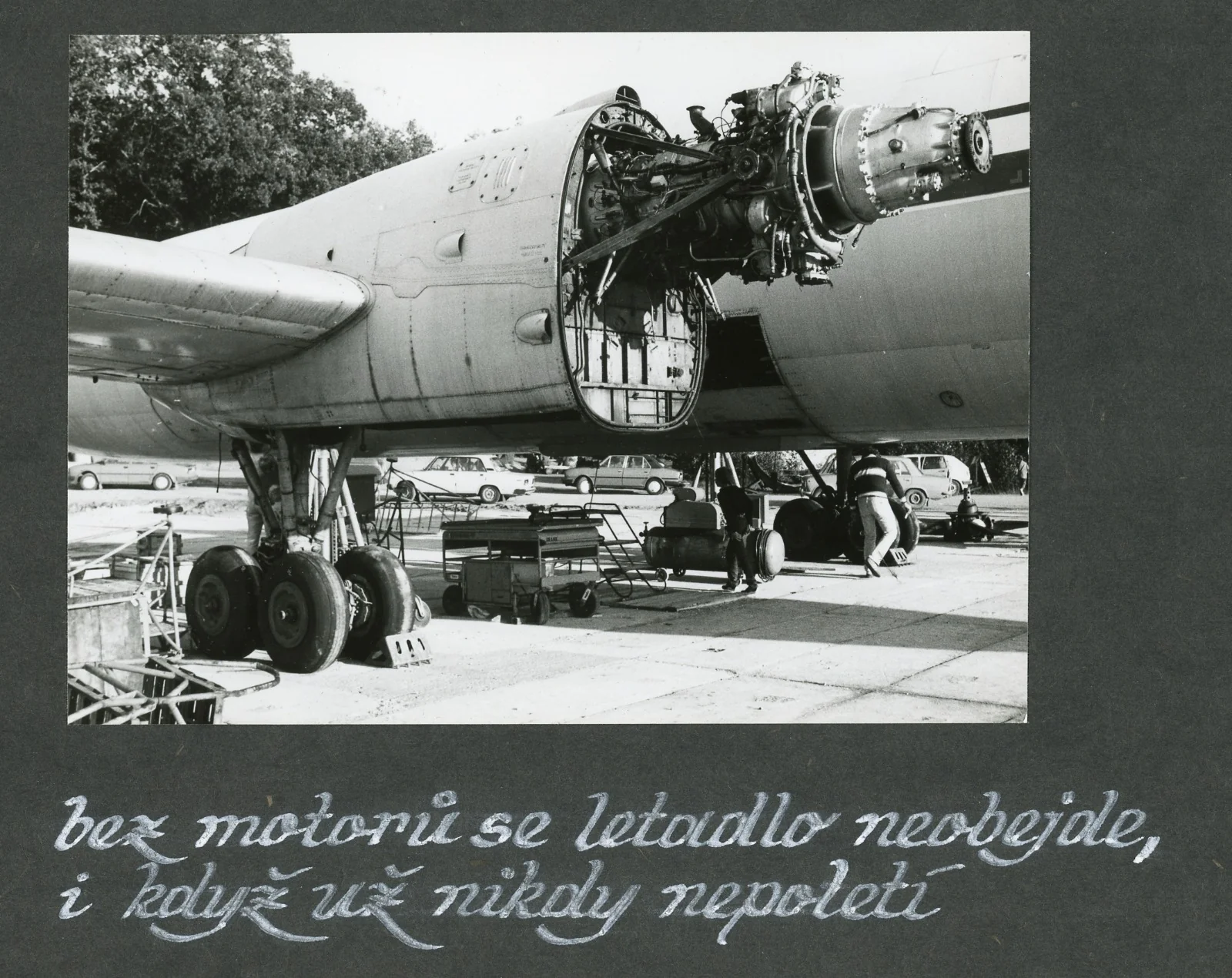 Historická fotografie — montáž motorů letounu Iljušin Il-18 na odpočívadle u Bakova