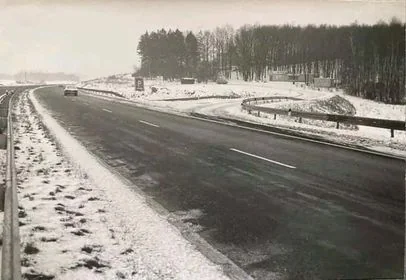 Historická fotografie — zimní stavba odpočívadla u dálnice D10
