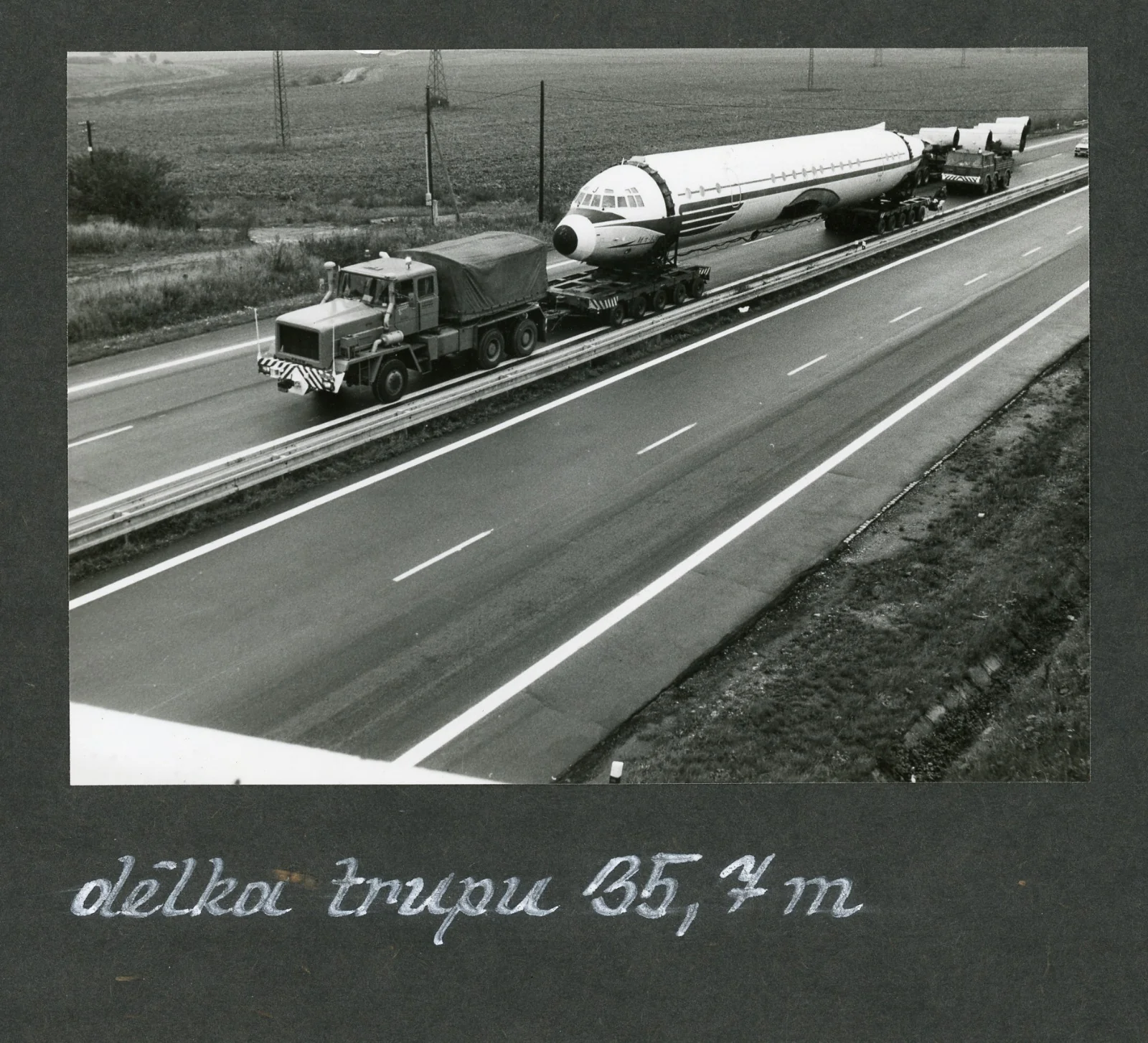 Historická fotografie — 35 metrů dlouhý trup letounu Il-18 při přepravě