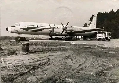 Historická fotografie — Iljušin Il-18 na letišti před převozem k dálnici D10