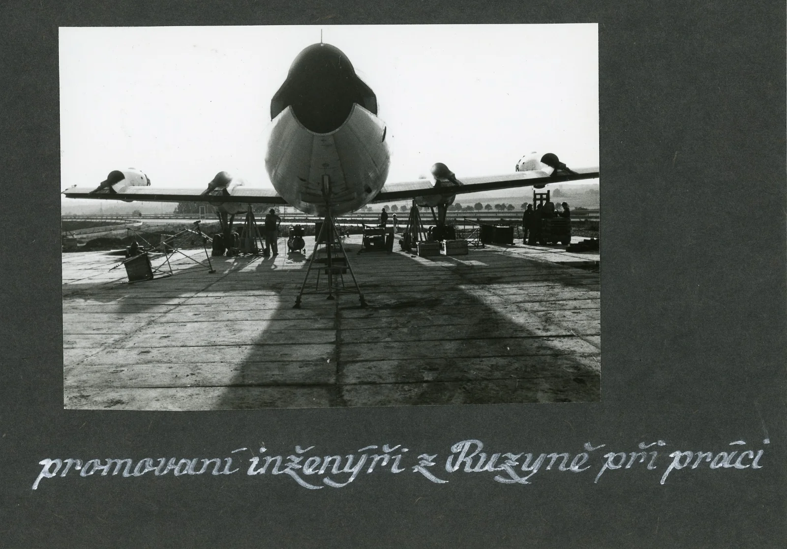 Historická fotografie — inženýři při přípravě letounu Il-18 na letišti Praha-Ruzyně