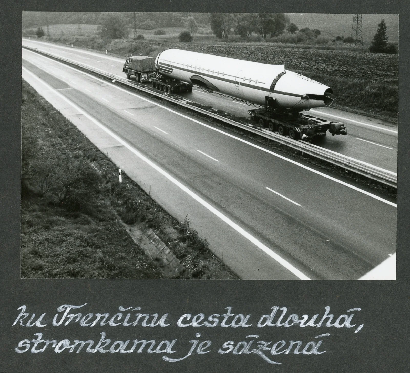 Historická fotografie z alba — přeprava letounu Il-18 s dobovým popiskem „ku Trenčínu cesta dlouhá“