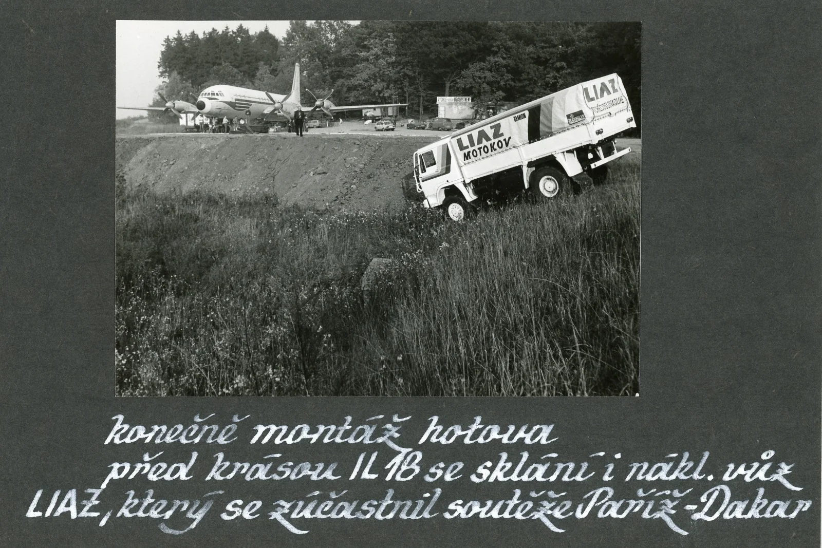 Historická fotografie — dokončená montáž letounu, vedle závodní LIAZ Paříž–Dakar