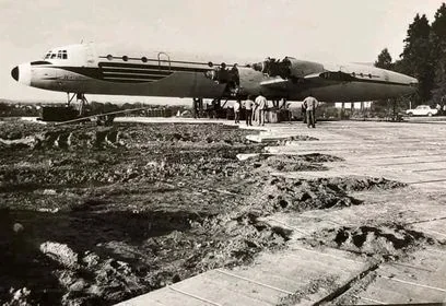 Historická fotografie — montáž letounu Il-18 na odpočívadle u Bakova