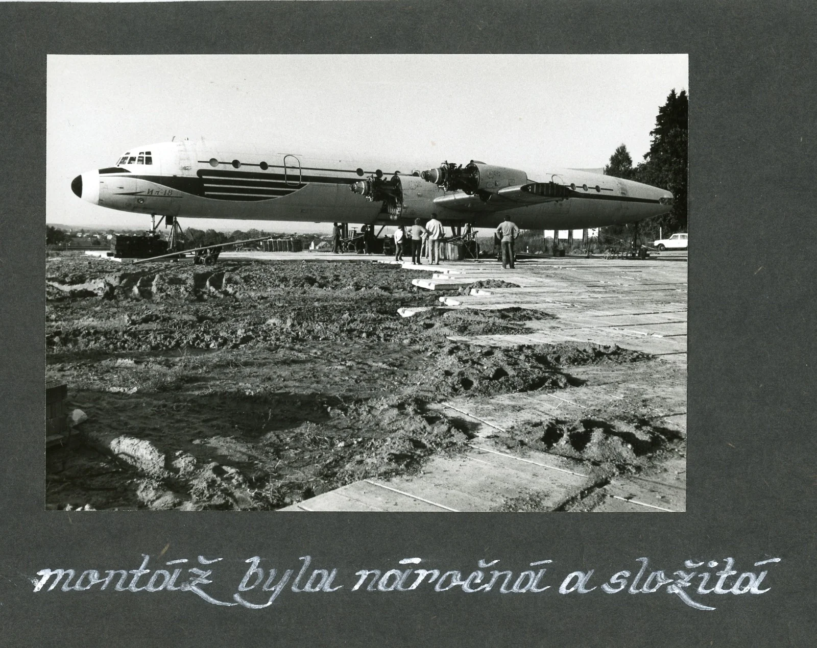 Historická fotografie — náročná montáž trupu letounu Il-18
