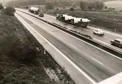 Historická fotografie — letecký pohled na přepravu letounu k dálnici D10