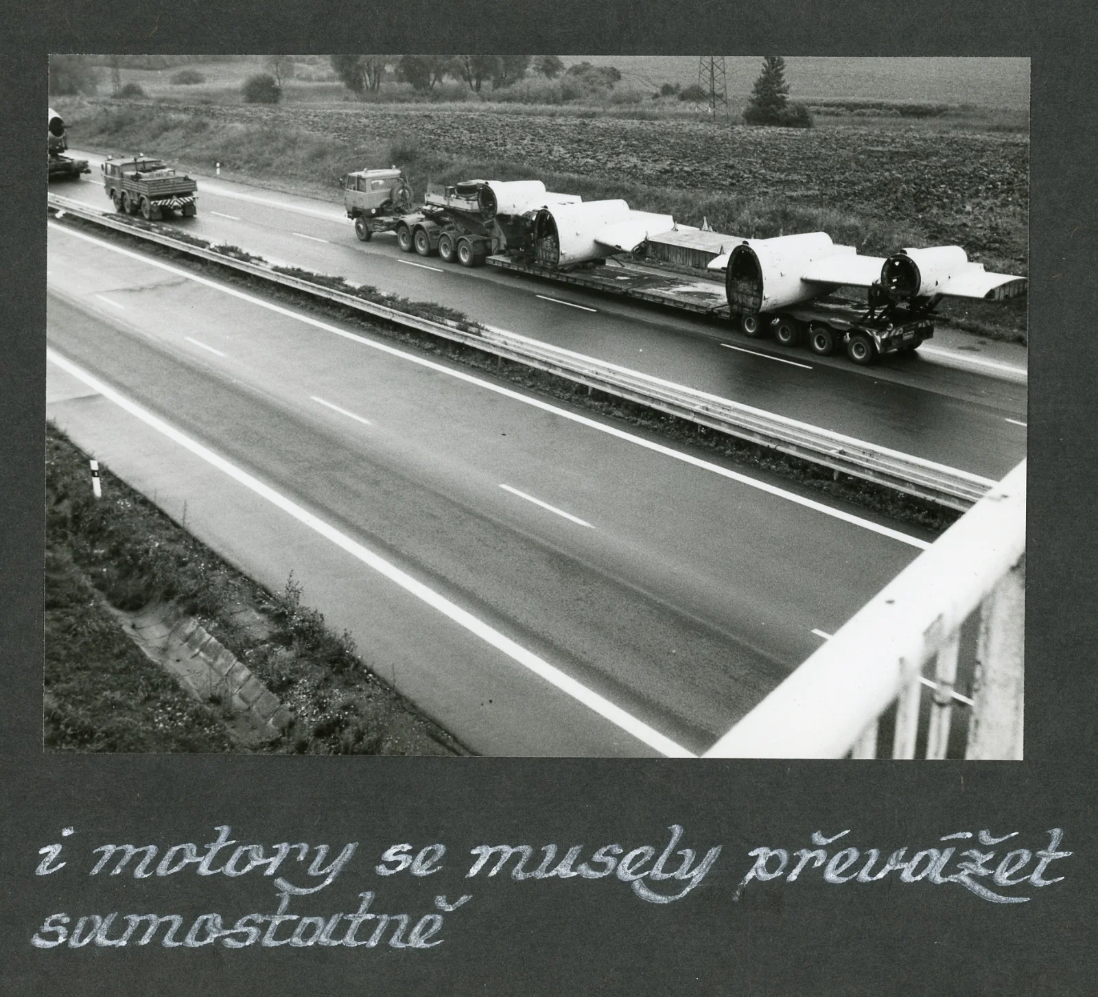 Historická fotografie — přeprava motorů letounu Il-18