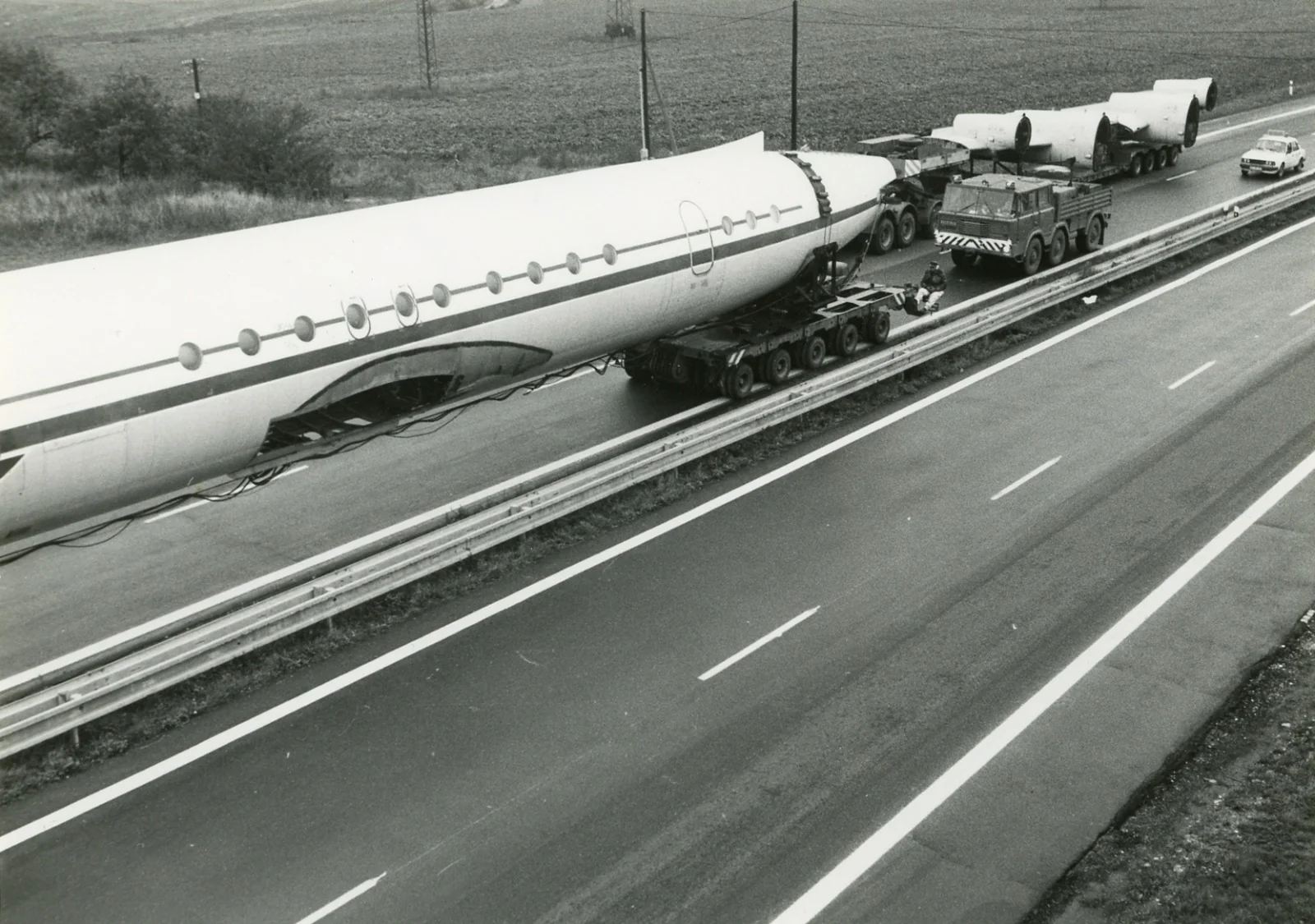 Historická fotografie — přeprava trupu letounu Il-18 po dálnici