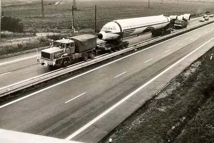 Historická fotografie — nos trupu letounu Il-18 při přepravě po dálnici