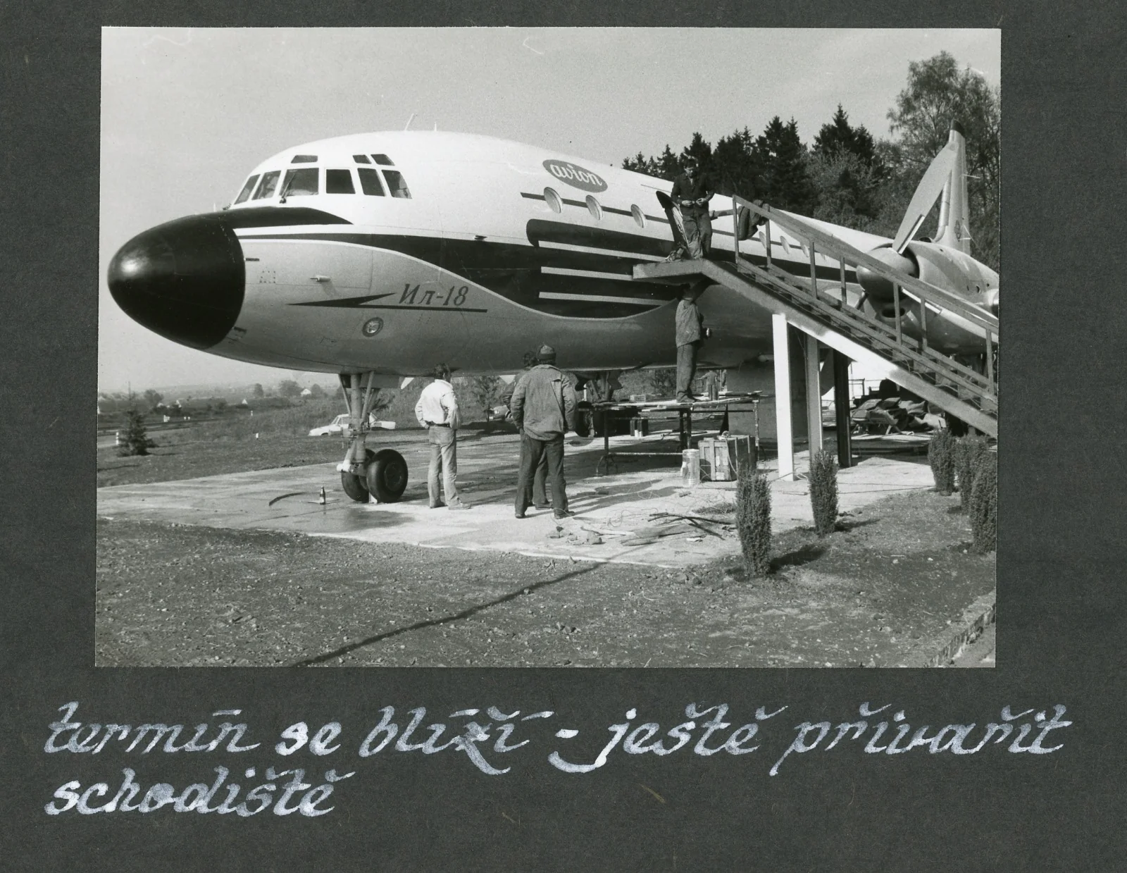 Historická fotografie — nástupní schodiště letounu Iljušin Il-18