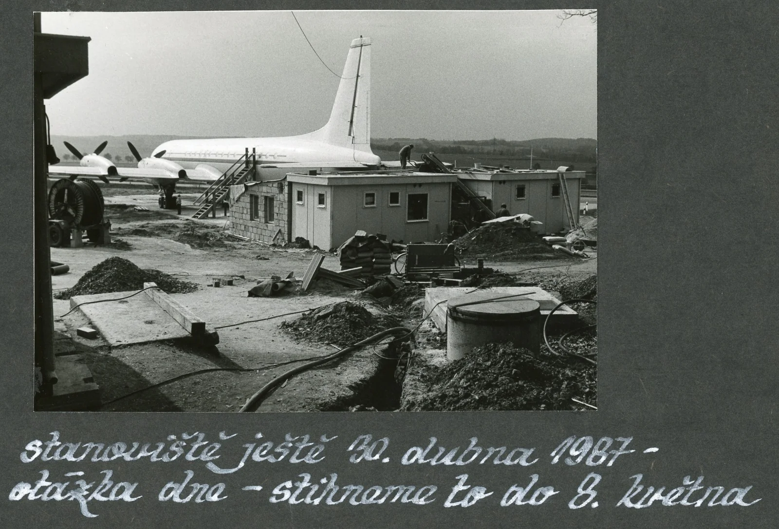 Historická fotografie — stavba odpočívadla v dubnu 1987
