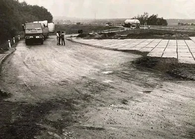 Historická fotografie — stavba odpočívadla u dálnice D10