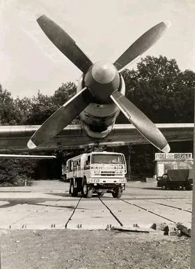 Historická fotografie — vrtule letounu Il-18 a kamion LIAZ