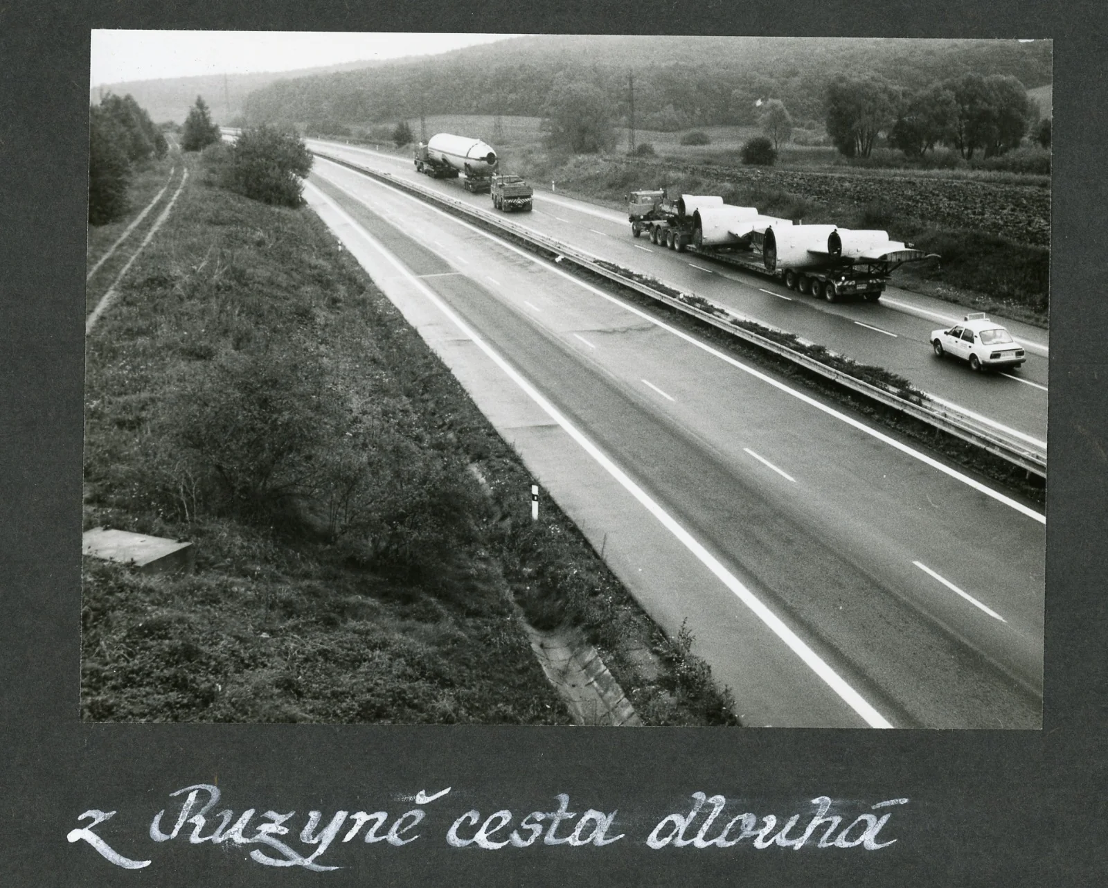 Historická fotografie — přeprava letounu Il-18 z letiště Praha-Ruzyně