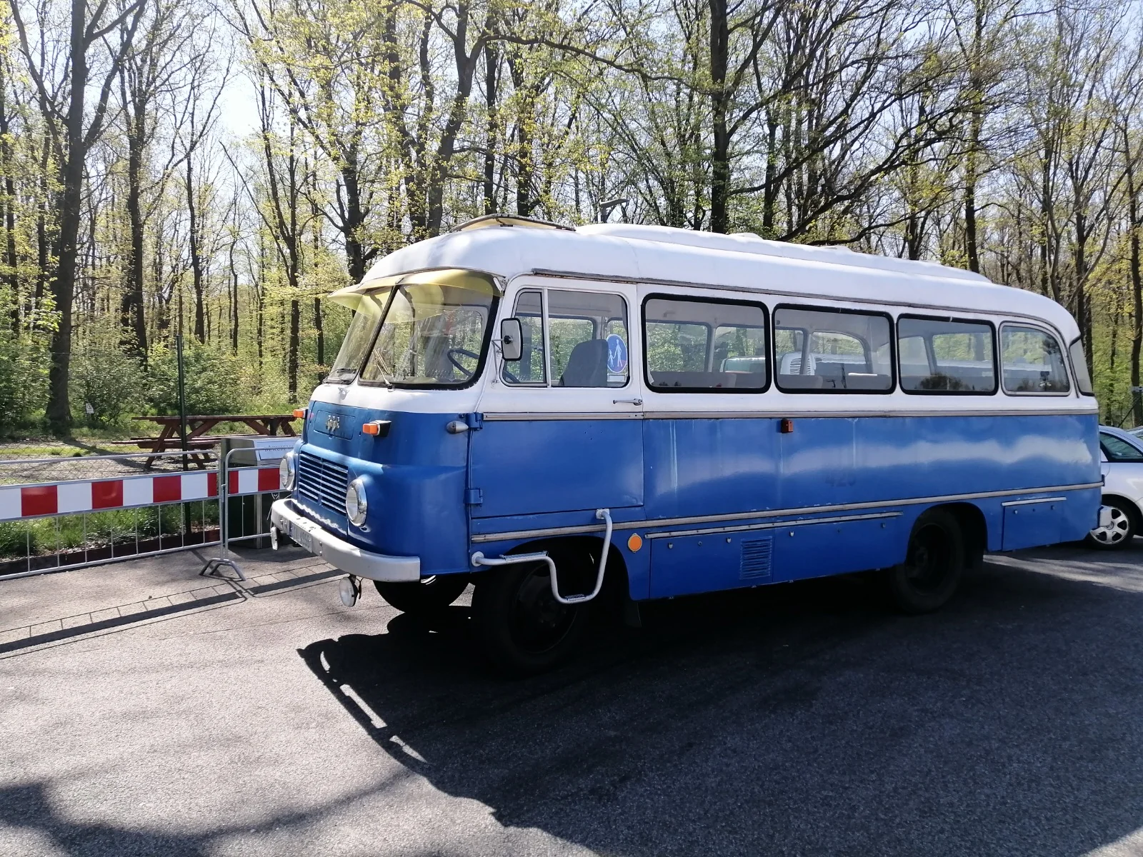 Historický autobus Tatra v tmavě modré barvě u restaurace Letadlo