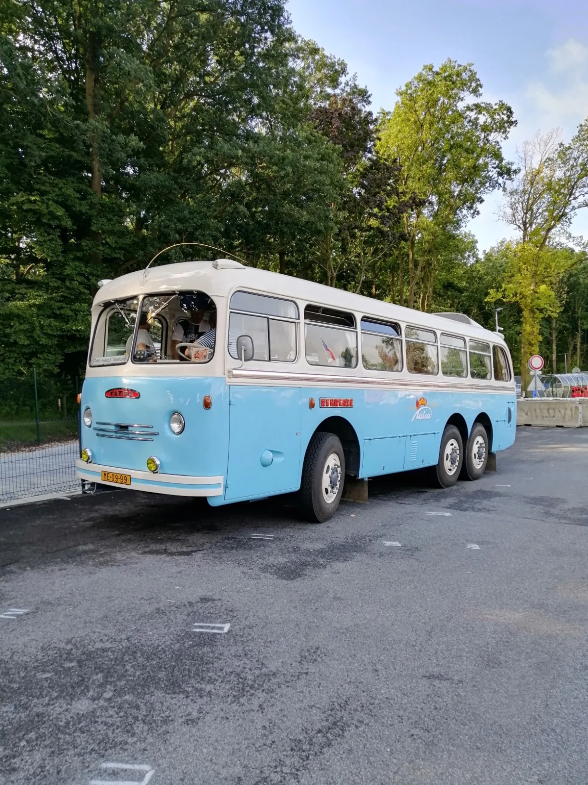 Historický autobus Tatra ve světle modré barvě na odpočívadle D10