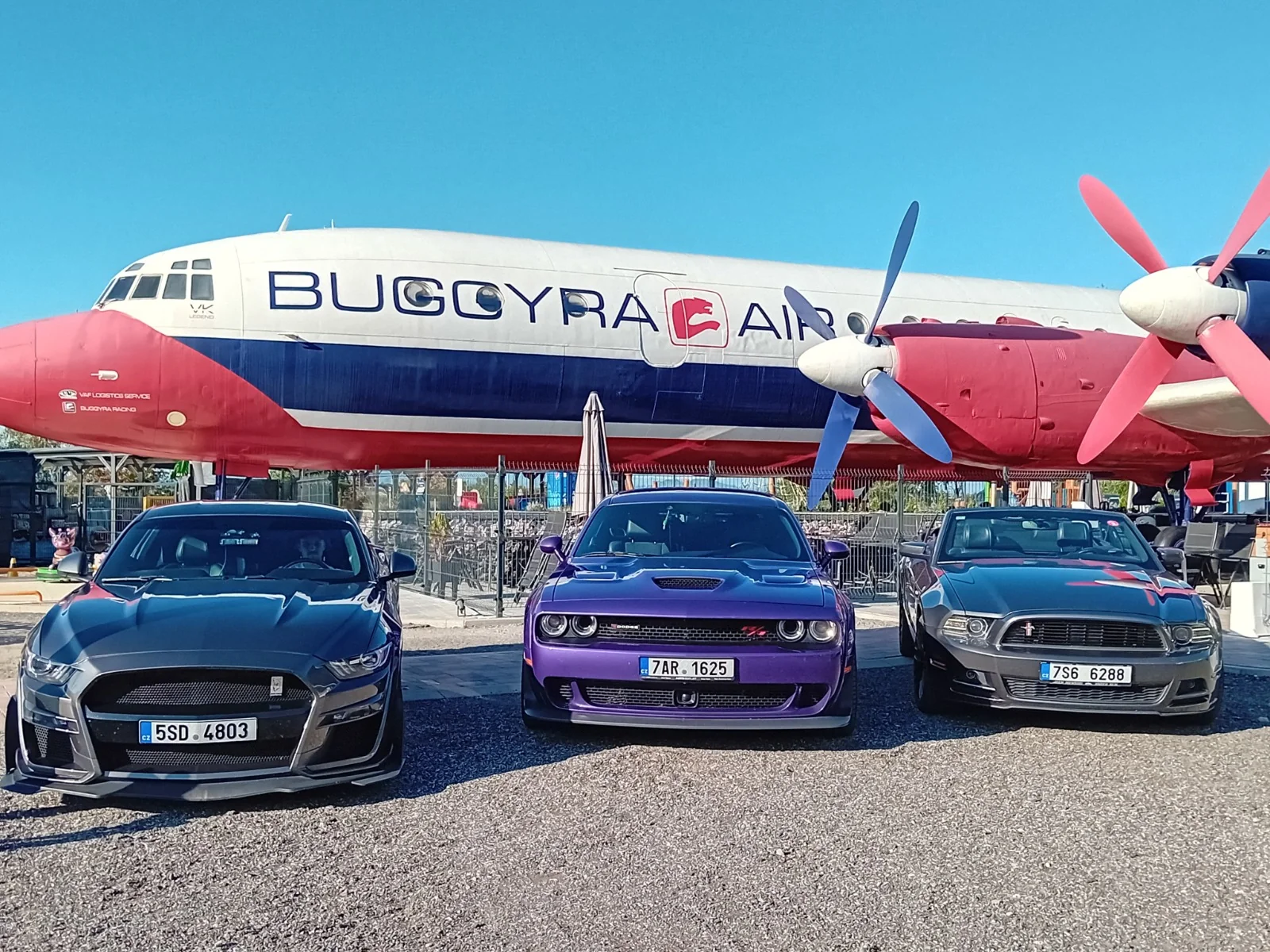 Americké veterány v čele s Fordem Mustang před letadlem na D10