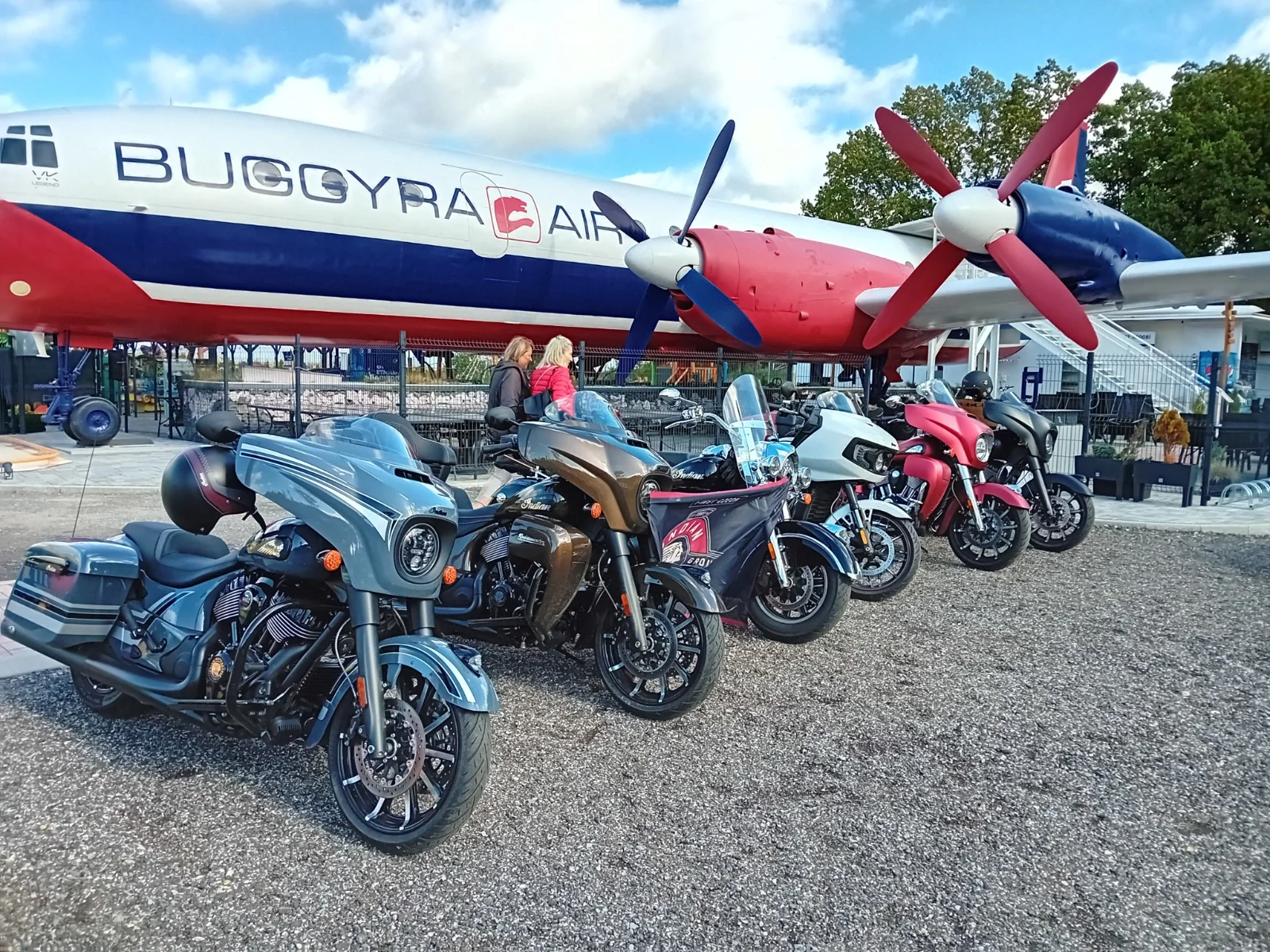 Historické motocykly Indian před letadlem na odpočívadle D10 — snímek 1