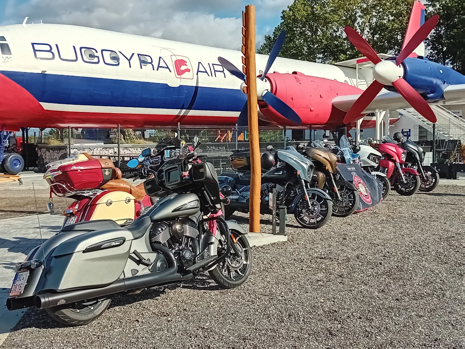 Historické motocykly Indian před letadlem na odpočívadle D10 — snímek 3